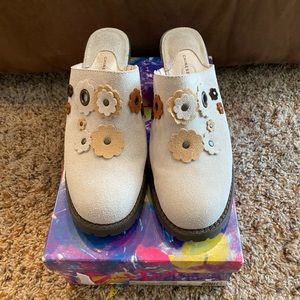 Womens Sz 7 Chinese Laundry Suede Mules. Excellent used condition.